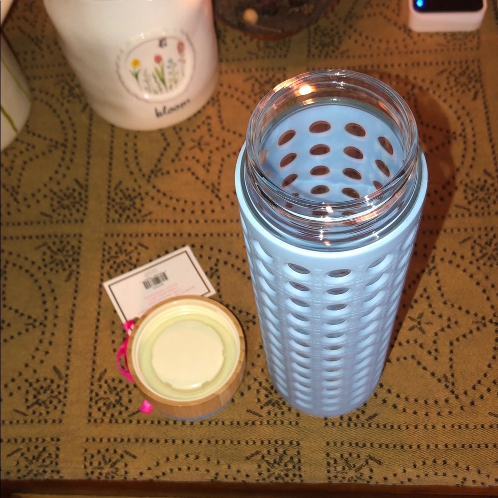 Lilly Pulitzer Glass Water Bottle Featured In Frenchie Blue Caning - Picture 9 of 13